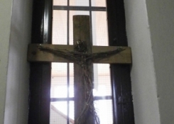 Nádherny kříž z dílny žáků výtvarné výchovy pod vedením Viléma Roženského