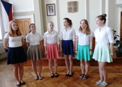 Předávání maturitních vysvědčení, 28. 5. 2015, zleva Hana Lišková, Lupita papáčková, Michaela Krynická, Alžběta Prášilová, Linda Havránková a Anna Jáchimová