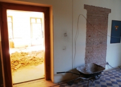 Jeden z posledních pohledů na dřívější průchod - vpravo vzniká nový, původní mizí v nenávratnu