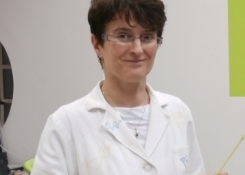 Štěpánka Otepková při práci v laboratoři