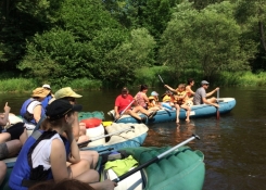 Rychlostí blesku se raft s Wernerovými mihl okolo ostatních a zmizel v dálce