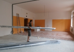 Nepotřebný materiál odnáší naprosto stěžejní postava všech rekonstrukcí budovy - školník Milan Liška.