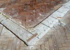 Parkety jsou ve velmi dobrém stavu, bohužel není vzorek všude stejný, na některých místech parkety chybí či jsou poničené