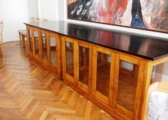 Renovované vitríny v aule
