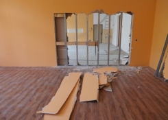 Probourání učeben, demolice příčky