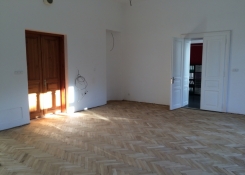 V létě 2016 byly hotové stavební úpravy a nádherně zrekontruovaná původní dubová podlaha
