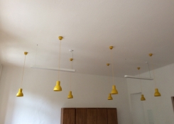 Osvětlení je také navrženo architektkou, tvoří ho zářivkové vany, lišty s reflektory a žluté lampy