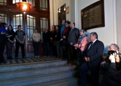 Hosté ve vestibulu školy