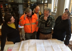 Jedna z prvních koordinačních schůzek, 2.3.: zleva školník Milan Liška, stavbyvedoucí Karel Kalát, architekt a autor projektu Michal Skalík