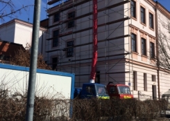 7.3. Postavena buňka pro stavbaře, část lešení na západní stěně,jsou zbourané téměř všechny komíny, shazuje a odváží se nepotřebný materiál