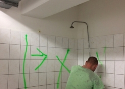 Místo v chlapeckých šatnách, kde se budou v následujících dnech kopat základy pro výtahovou šachtu.