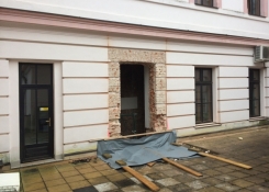 Otvor bude zakryt stavbou výtahové šachty, která bude "nalepena" na budovu do výšky čtyř pater