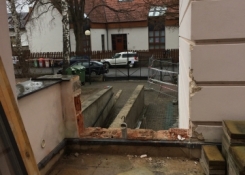 Kvůli snadnější manipulaci s materiálem probourán otvor z terasy, zde vybudujeme vstup pro vozíčkáře