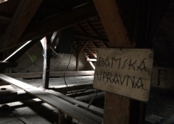 Dočištěna podlaha, z podlahy odstraněno téměř 60 tun škváry (byla tam jako izolace). Jako nebezpečný odpad byla odvezena na speciální skládku do Lišova. Zapomenutá stará cedulka, k jakým účelům asi sloužila...