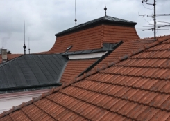 Členitý krov budovy bude brzy včetně krytiny z velké části rekonstruovaný.