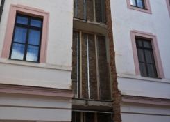 29. 3. Šachta na výtah je vybourána, může se začít zdít.
