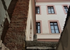 Fascinující průhled ze suterénu z místa chlapeckých sprch v šatně u tělocvičny.