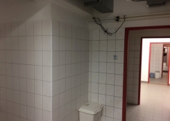 a dnes. Brzy si nikdo ani neuvědomí, jak moc se v těchto místech bouralo. A nově natřená červená futra.