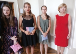 Vpravo třídní učitelka oktávy Ivana Čurdová