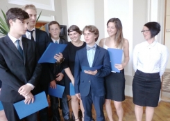 Absolventi 4. ročníku se svojí třídní učitelkou