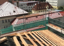 Laťování krovu, na jižní straně chybí jen tašky