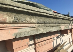 Škody, které na římsách kafky napáchaly, jsou značné. Vše bude pečlivě opraveno.