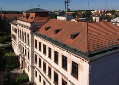 Pro lepší představu podoba starého krovu s ozdobnými vikýři - jak zkresleně může technický stav působit, vše vypadalo takřka idylicky...