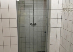 Skleněné dveře v dámské sprše u tělocvičny