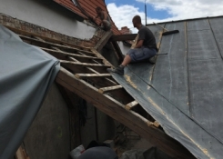 19. 6. - odkrývánní poslední části krovu, který se bude vyměňovat