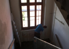 Pokračují i úpravy postranního schodiště, 22.6. bylo vyměněno staré okno za nové dřevěné