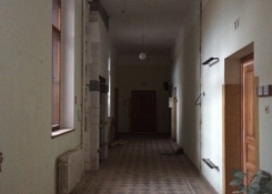 Odstraněny byly provizorní sádrokartonové stěny, za kterými byly probourány vstupy do výtahové šachty