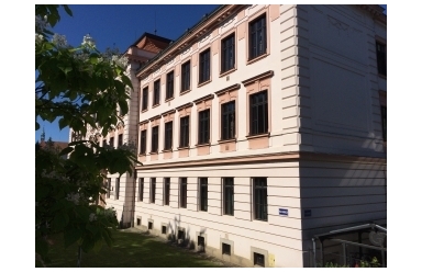 Gymnázium slaví i staví