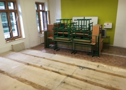 Demontáž elevace v bývalé učebně chemie
