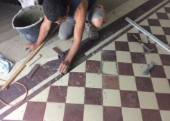 Pečlivé zpevňování a doplňování uvolněné nebo chybějící dlažby