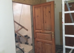 Nové postranní schodiště bude do kolaudace kryto provizorní stěnou