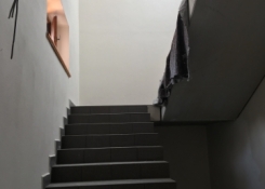 Nové schodiště zůstává ukryto, ale je vymalované a odlážděné