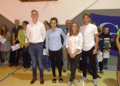 Slavnostní vyvěšování naší vlajky provedli vybraní žáci maturitních ročníků
