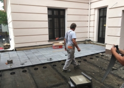 Dlažba na venkovní terase dozná změnu, oproti původní se změní na šedou