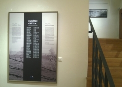 Výstava Historie gymnázia v pěti obrazech potrvá až do 7. 10. Neváhejte.