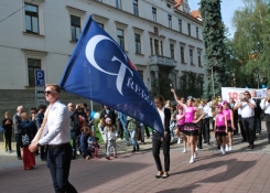 Vlajkonoši z oktávy a mažorekty