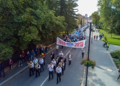 Průvod jde Sokolskou ulicí
