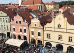 Vzadu stará budova gymnázia.