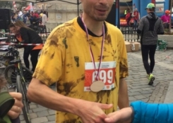 ...a v cíli. Jako by ani neměl v nohách více než 40 km běhu.
