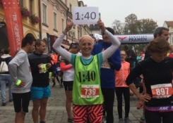 Okolo Petry Augstenové se na startu shromažďovali závodníci, kteří chtěli doběhnout ve slušném čase 1:40. Petra to jinak umí podstatně rychleji.