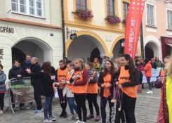 Organizátorky měly v cíli plné ruce medailí...