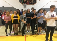 Gaudeamus si zazpíval sbor velmi efektivně vybraný sbormistrem Martinem Krynickým