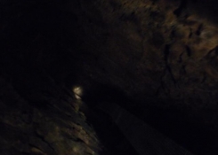 Poslední pohled dozoru na  pokračování štoly před úprkem pod volné šedé nebe