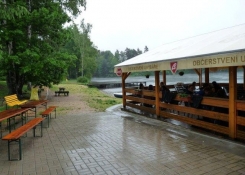 Alespoň chvíli pod plachtou – rybník Mrhal  na naučné stezce v okolí Rudolfova