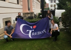 Maturanti vyvěšují gymnaziální vlajku