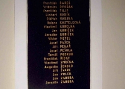 Pamětní deska ve vestibulu